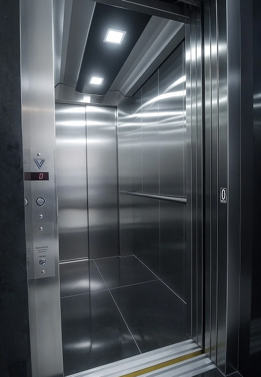 Elevador de passageiros em um prédio comercial